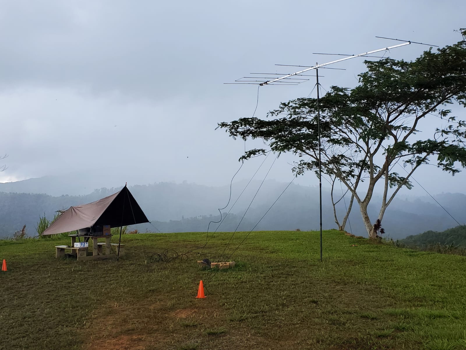 Antena levantada y toldo instalado